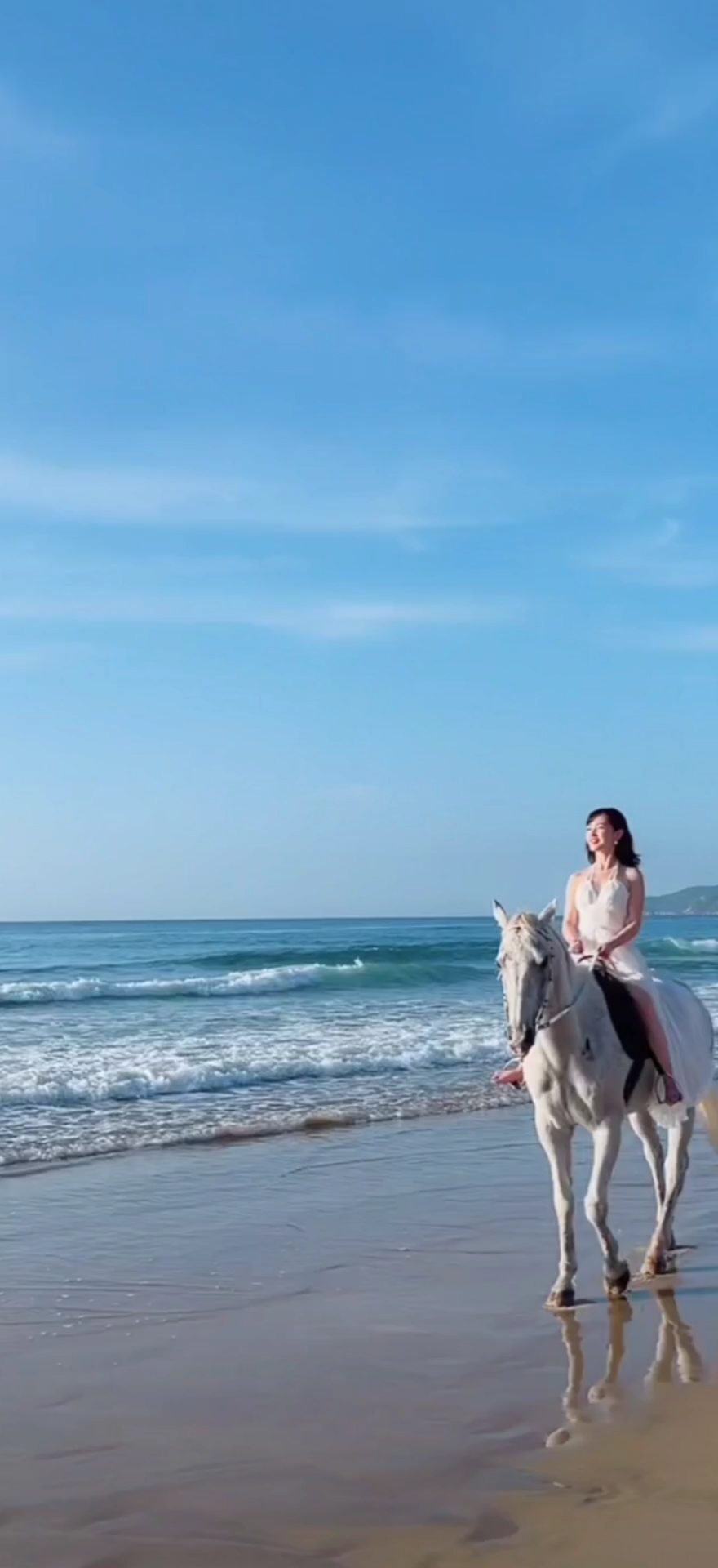 你好,夏天#沙滩美女骑着白马太美了.-度小视
