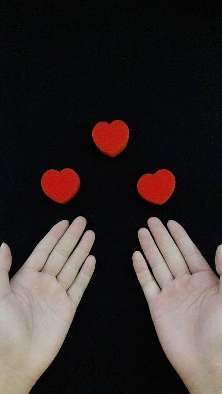 魔术#明明放了一颗海绵心在手上,为什么打开后却消失不见了呢?