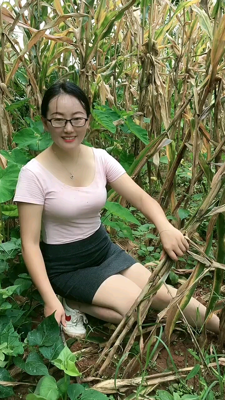 乡村美女#农村生活,干活中的美女