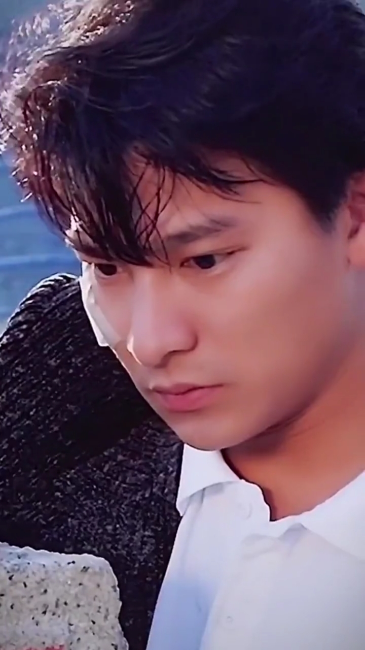 随着年龄增长,刘德华的容貌也在变化,但是,他的每一个年龄段的容貌都