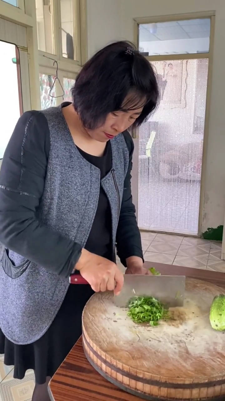 东北大姐到饭点了,切点黄瓜圆葱炸点肉酱,再下点过水黄面条,这顿饭