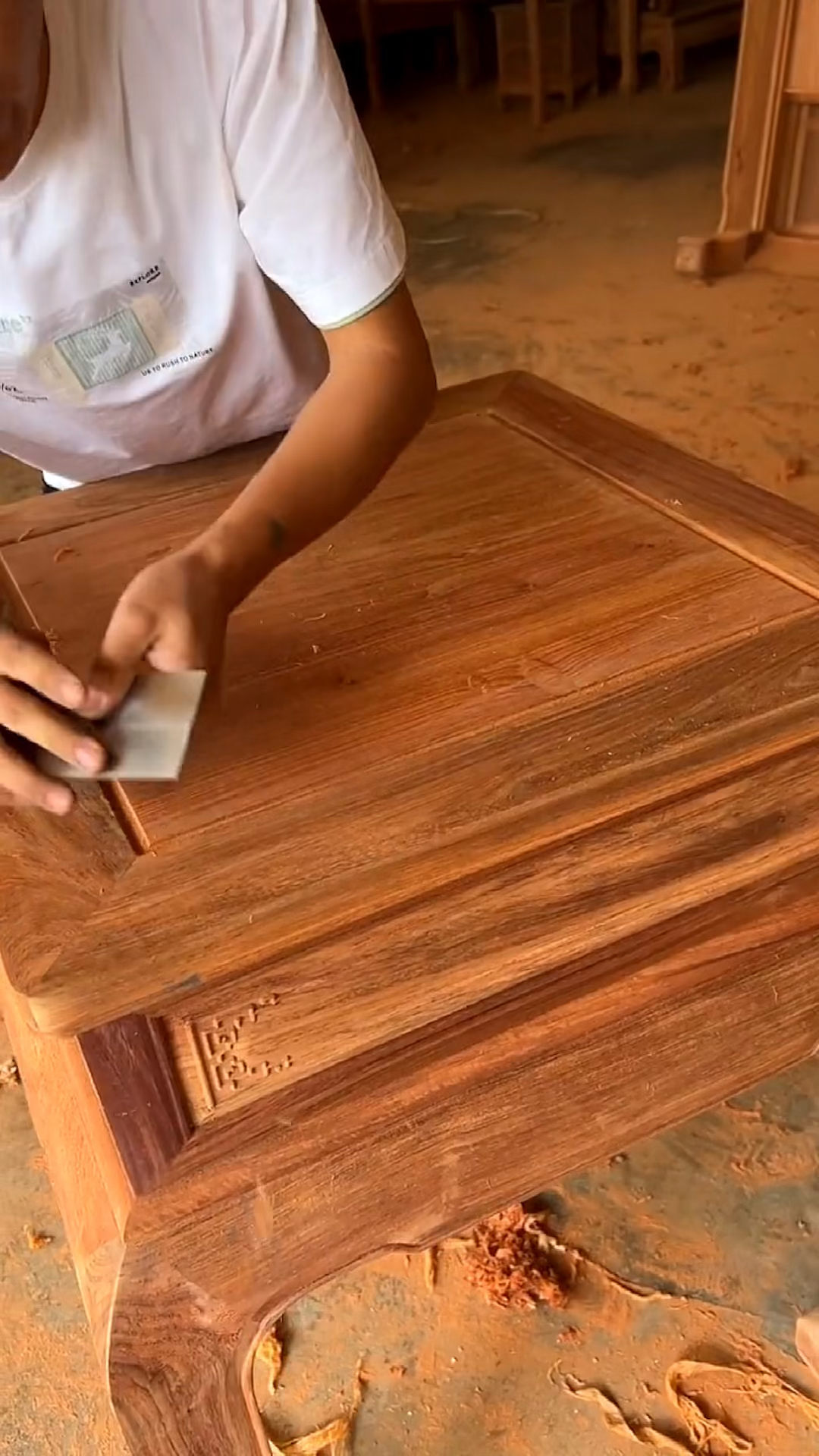 红木家具表面刮磨,看似简单的操作,其中蕴含了传统手艺!