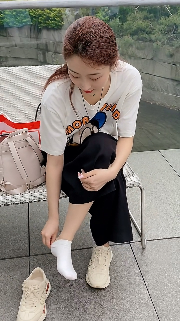 街拍小姐姐#赢赢啊当街脱袜子真的好吗?