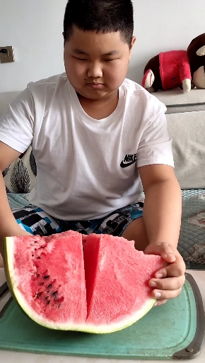 隔壁王叔又来啦,每次就拿这半块西瓜还是吃完了才走,说我切的好,我切