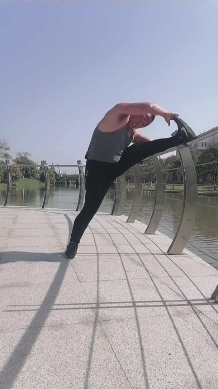 健身宁教练传递健身正能量#压腿