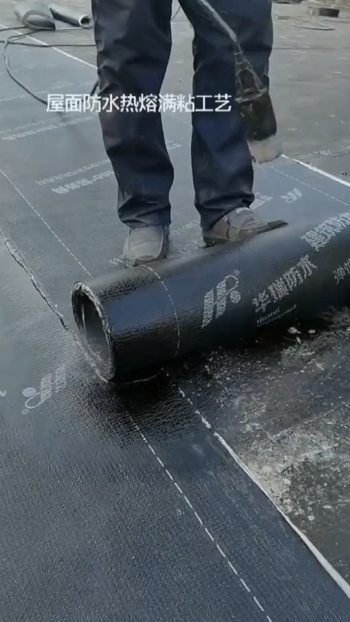 防水补漏#屋面防水施工现场实拍,防水卷材热熔满粘施工
