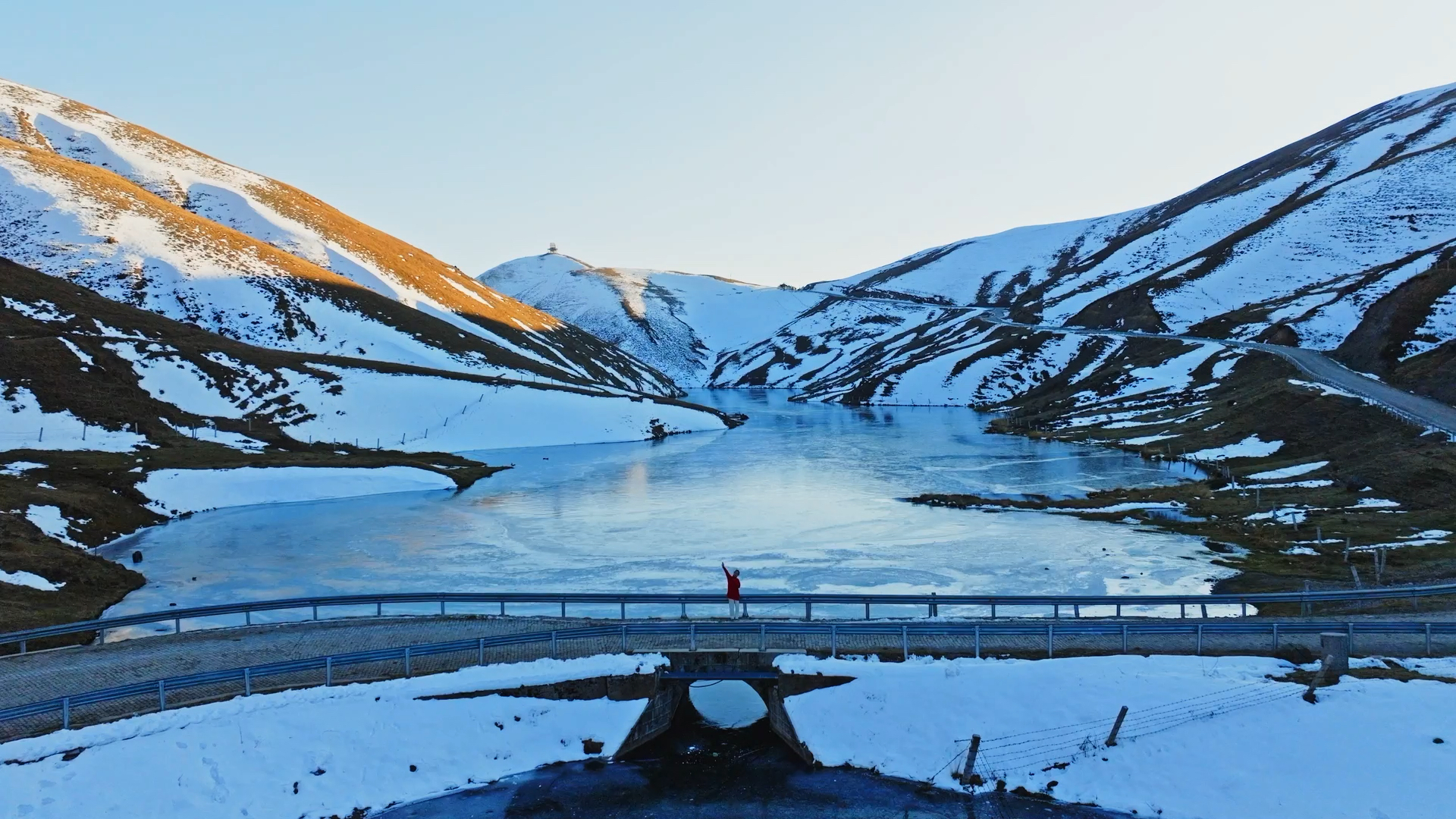夕阳下大海草山结冰湖面小桥行人航拍,视频素材:画视记官网