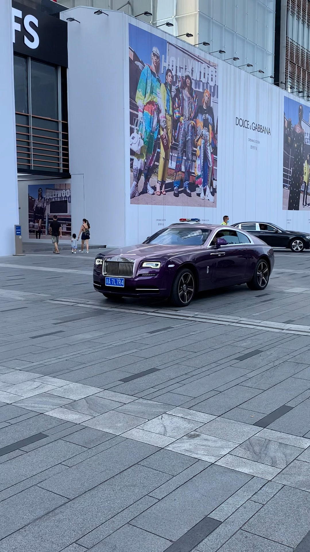 街拍豪车偶遇紫色双拼劳斯莱斯魅影光选配这个颜色都要我三年工资内饰