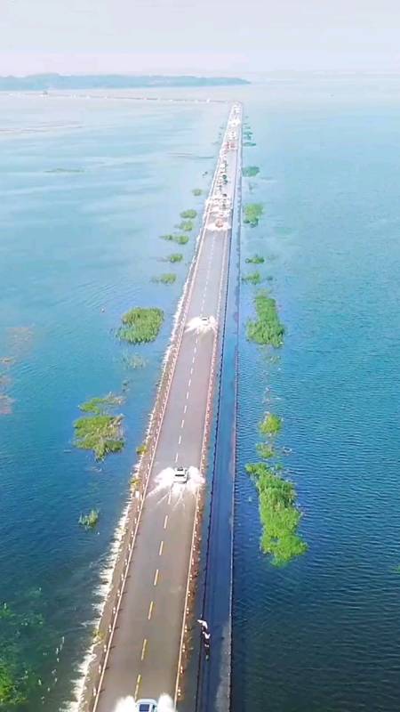 中国最美水上公路,每年夏季湖水漫过公路形成水天一色,宛如人间仙境