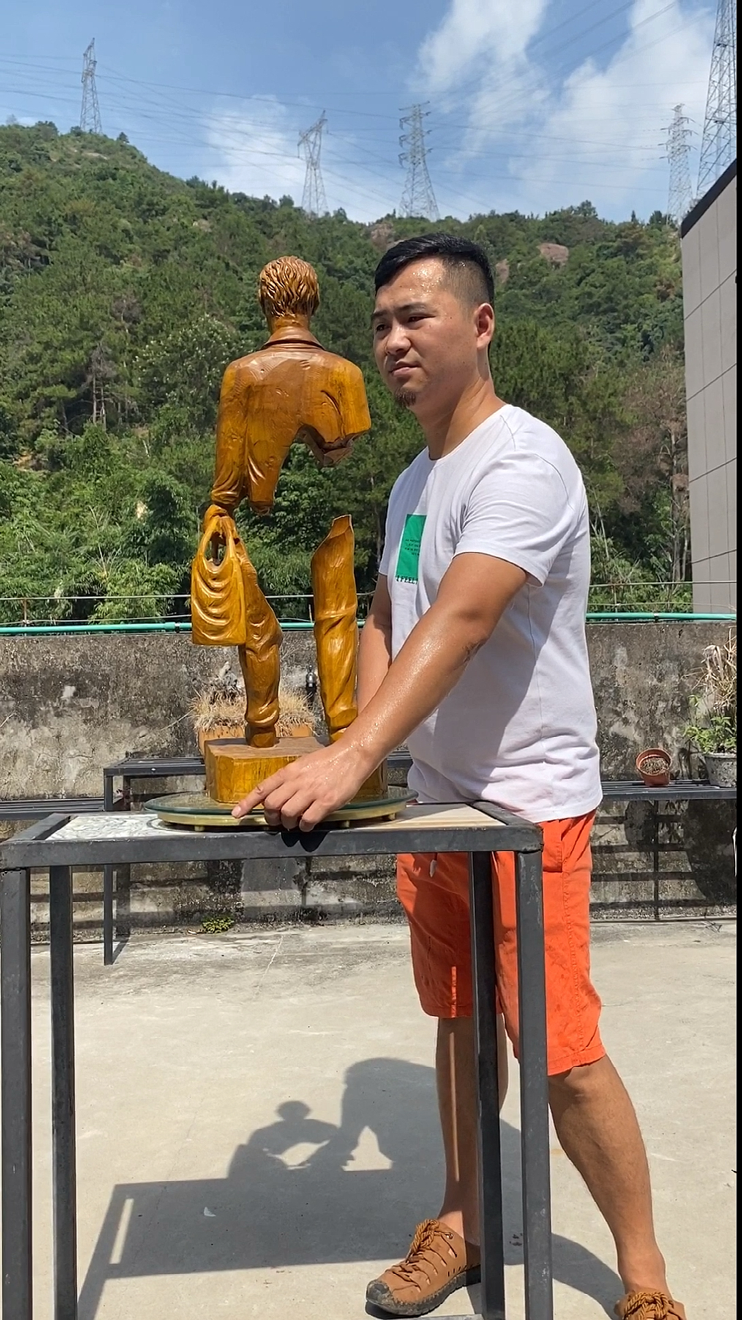 透支了身体,换来了金钱,如果放下了金钱就会变得支离破碎……看似雕刻