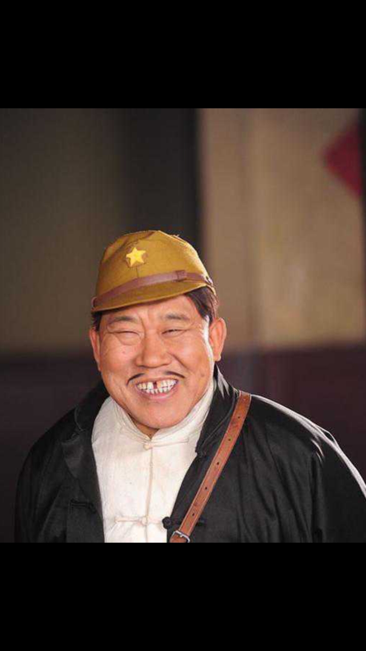 愚人节#"最丑影帝"杜旭东7岁摔歪嘴,却娶得美娇娘,如今女儿貌美如花