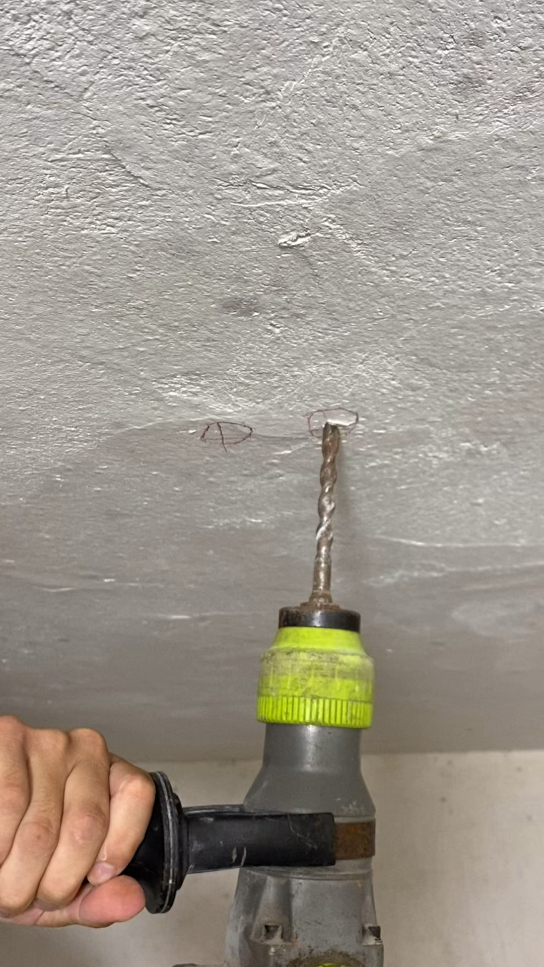 电锤打孔一点灰尘都没得