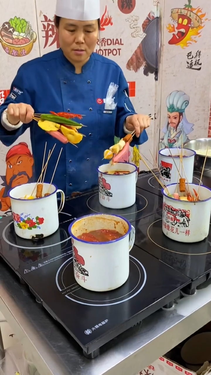 特色茶缸系列,茶缸煮好的串串,把底汤倒入面中,放上面条和串串一起吃