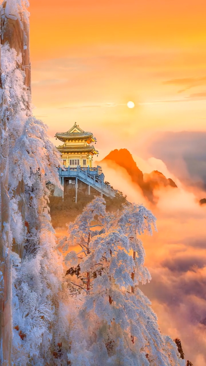 风景如画#日出东方红彤彤,染红云海与山顶,一幢楼阁山巅立,青松披银