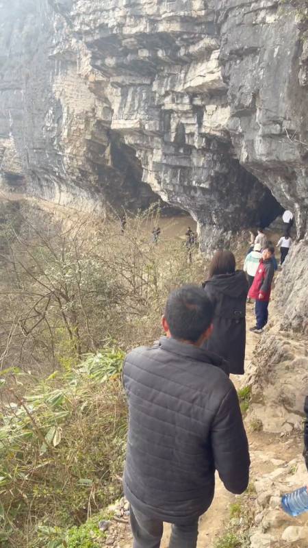 湖南湘西八面山燕子洞,曾经躲土匪的地方,洞里几天几夜走不完.