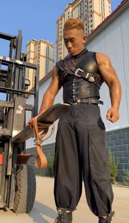 健身叉车师傅你不要惊讶我是铁血硬汉实力碾压小鲜肉力量终结者哥斯拉