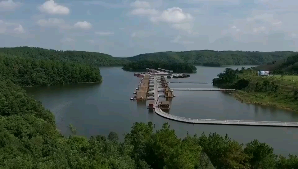 来当阳关雎河畔,在湖光山色之间看"落霞与孤鹜齐飞,秋水共长天一色"