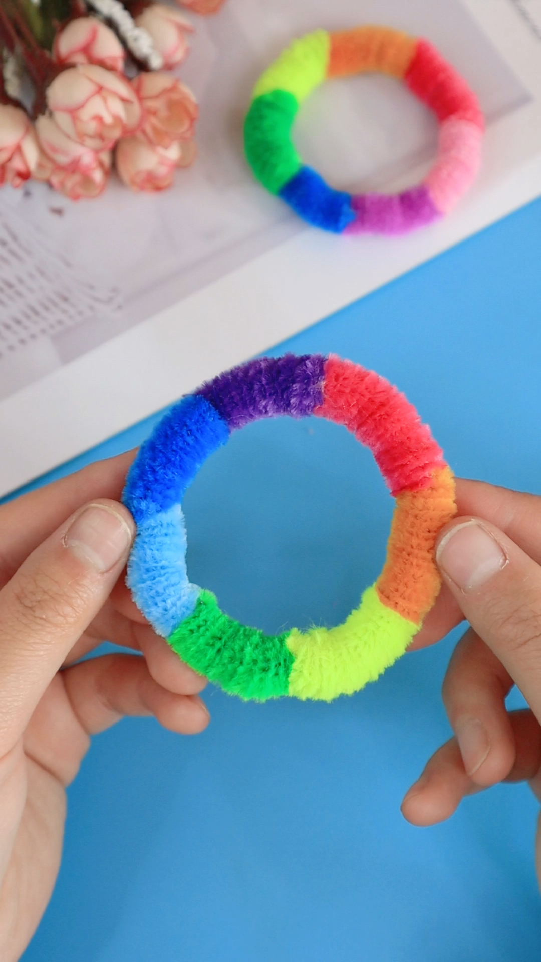 手工制作#扭扭棒制作彩虹手环,简单又好看-度小视