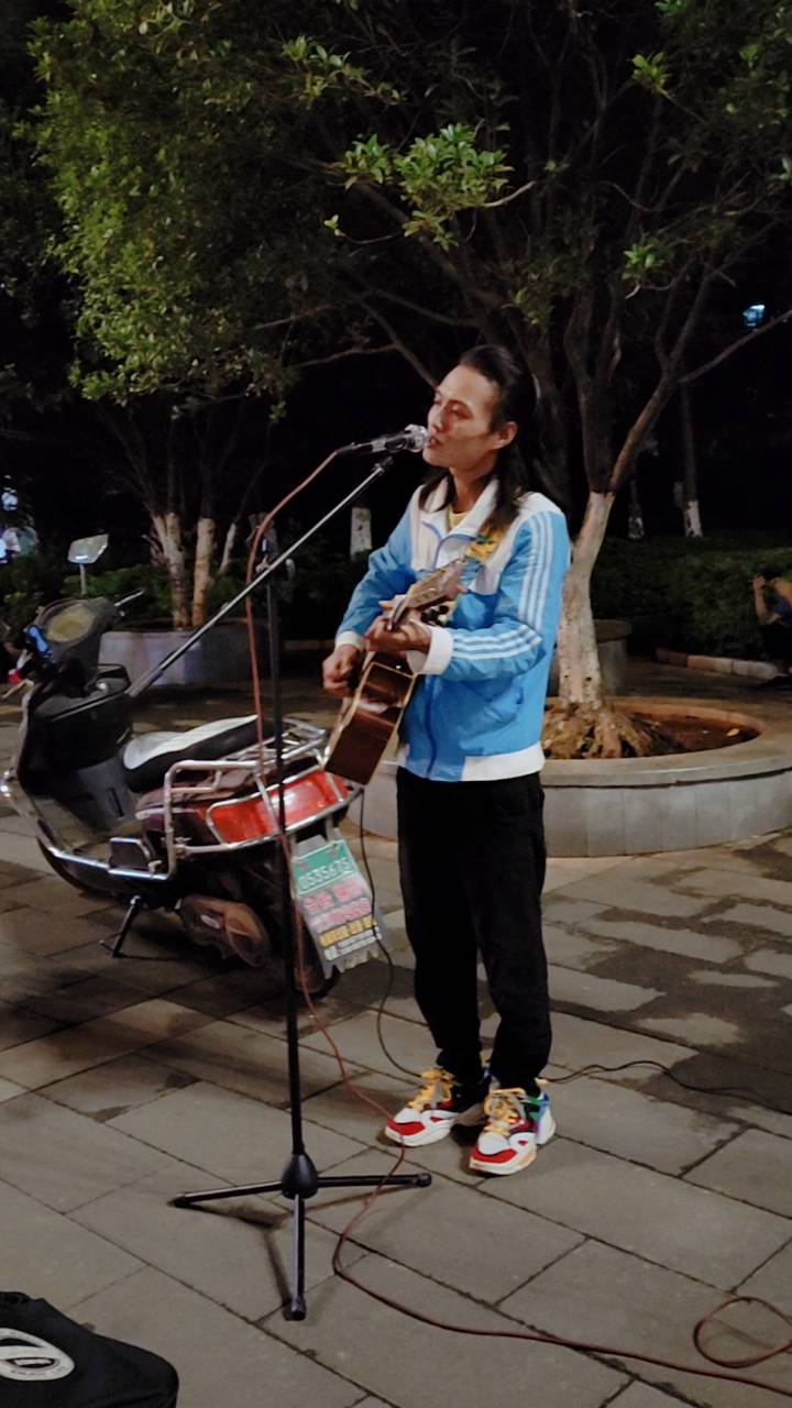 在昆明偶遇街头歌手,我为他点赞!