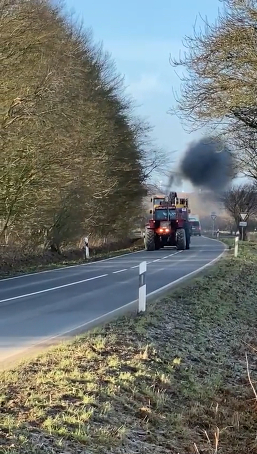 怎么这拖拉机还冒黑烟