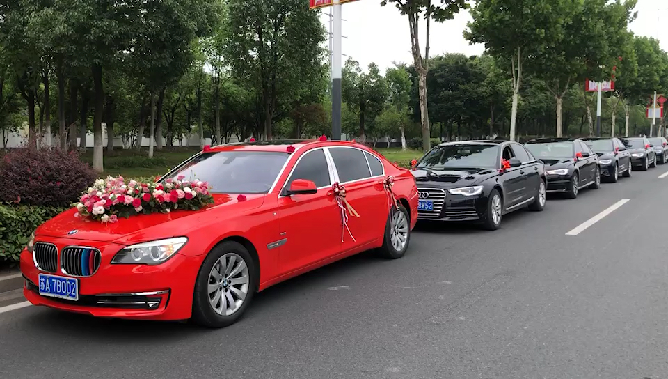婚车队#全国罕见比较稀有的豪华红色7系婚礼车队