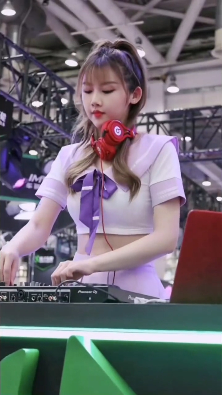 有这样的女朋友你们还去蹦迪?