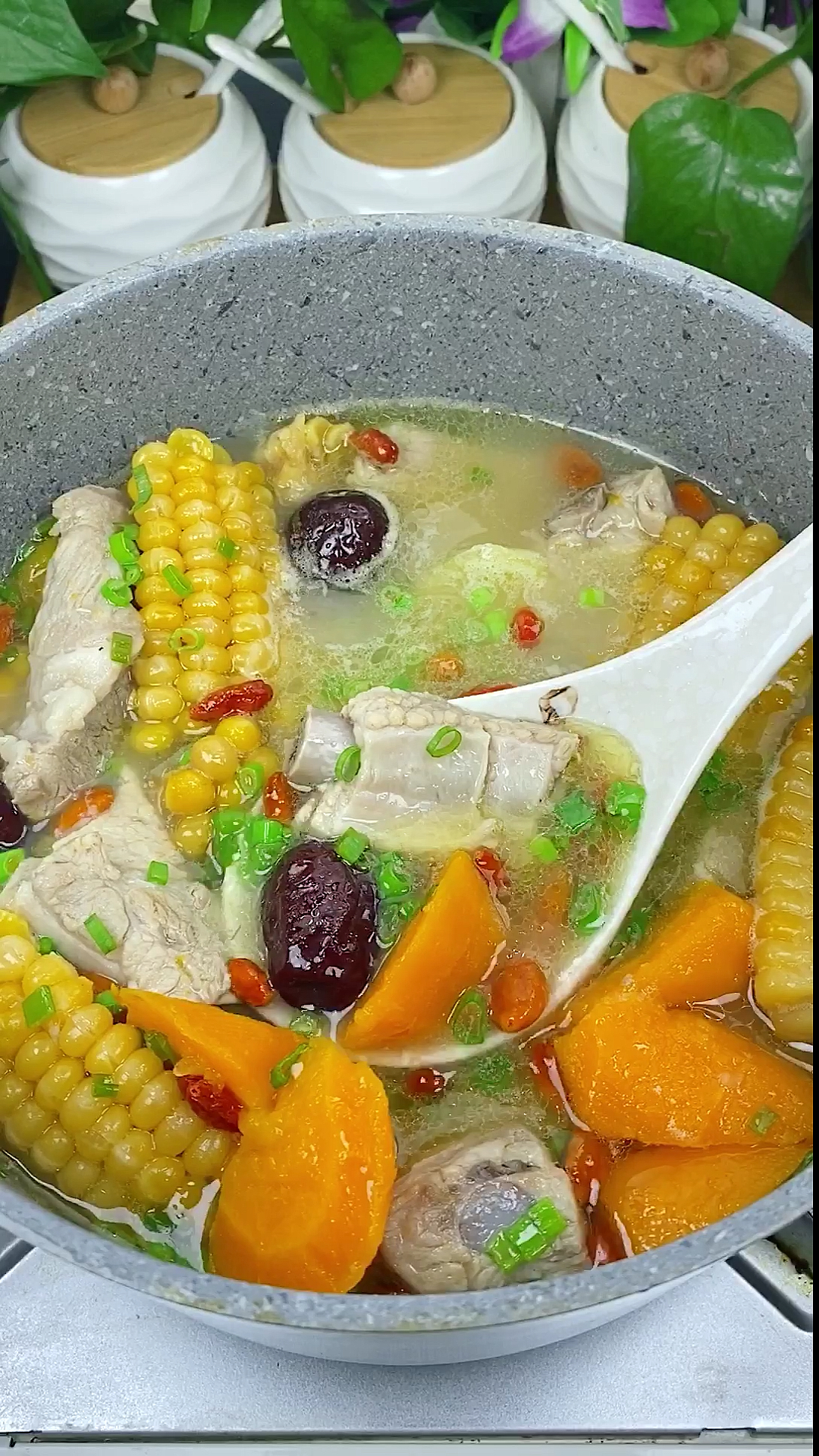 排骨玉米汤要不要来一碗汤鲜味美,带点清甜,全家都适合喝