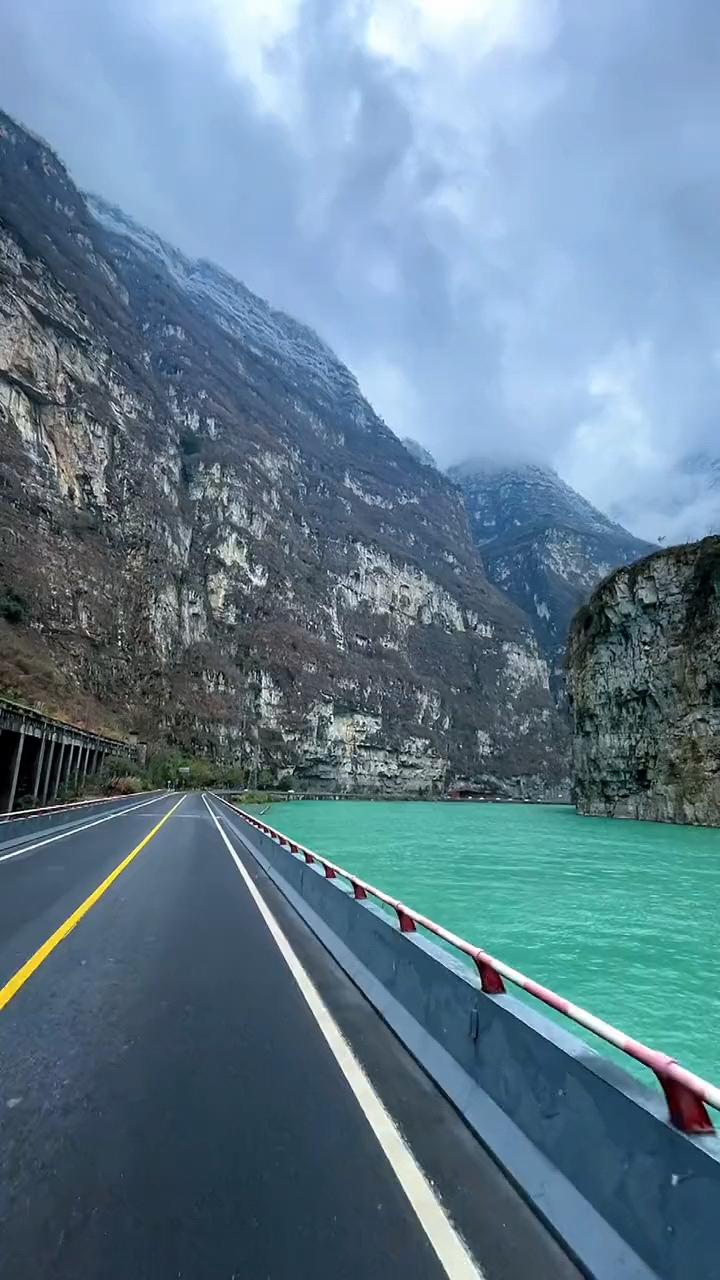 乐山:金口大峡谷的同心桥