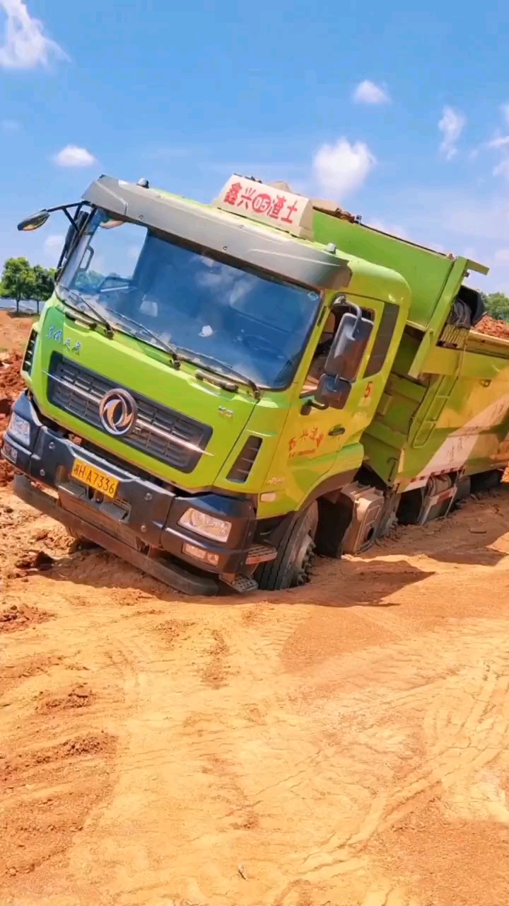 挖掘机用全民小视频记录工地生活环保渣土车土石方工程挖掘机挖机