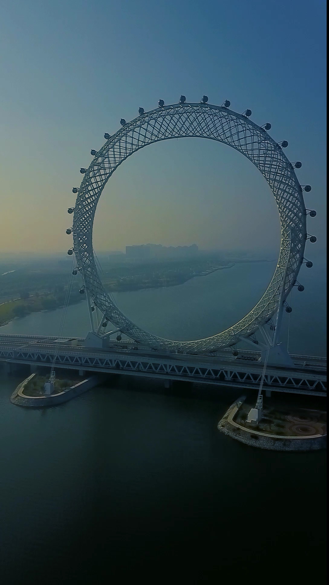 世界最大无轴式摩天轮,创下多项世界第一,就在山东潍坊,誉为渤海之眼.