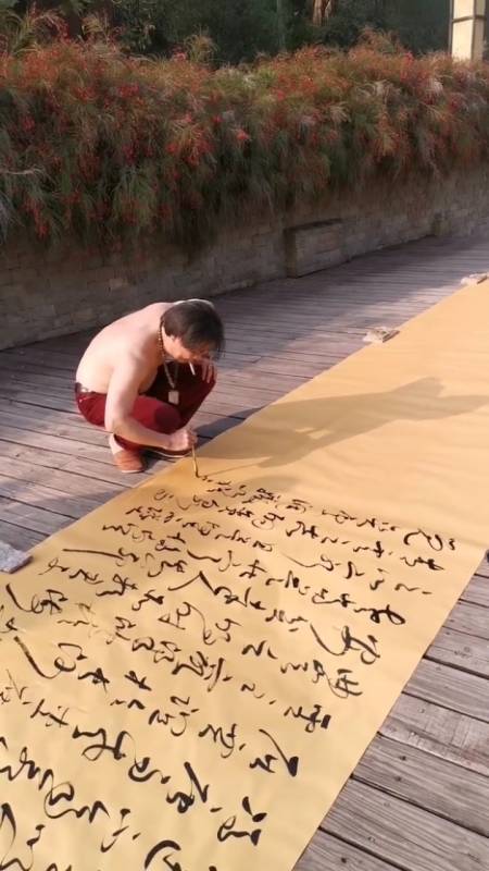 敬业的罗树人大师,书法长卷创作