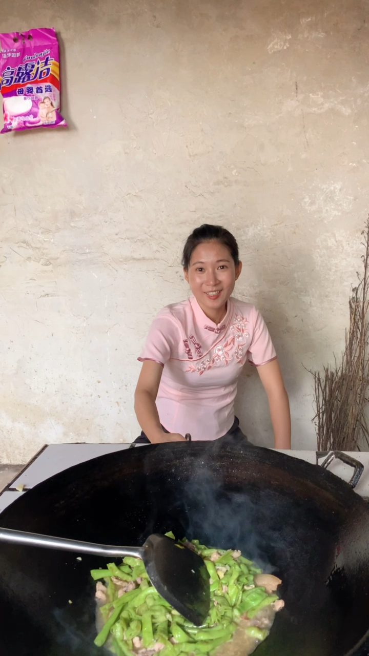 城里亲戚说我家做饭太脏了其实农村就是这样厨房已经很多年做饭菜还是