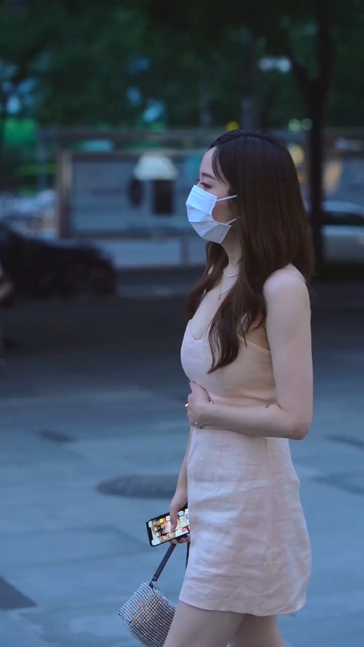 穿搭秀#小姐姐捂着肚子家里来亲戚了吗?