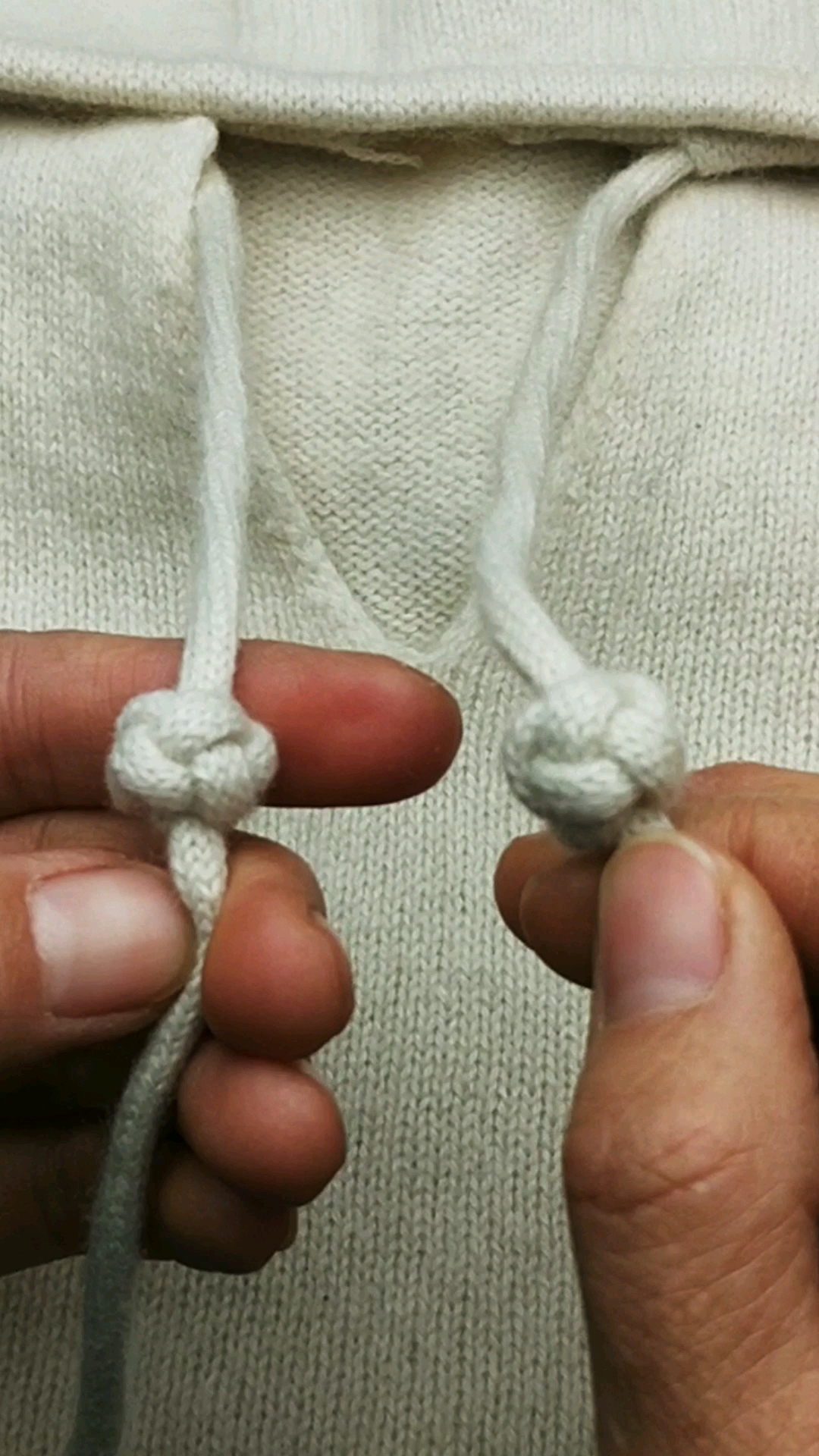 卫衣帽带纽扣结系法