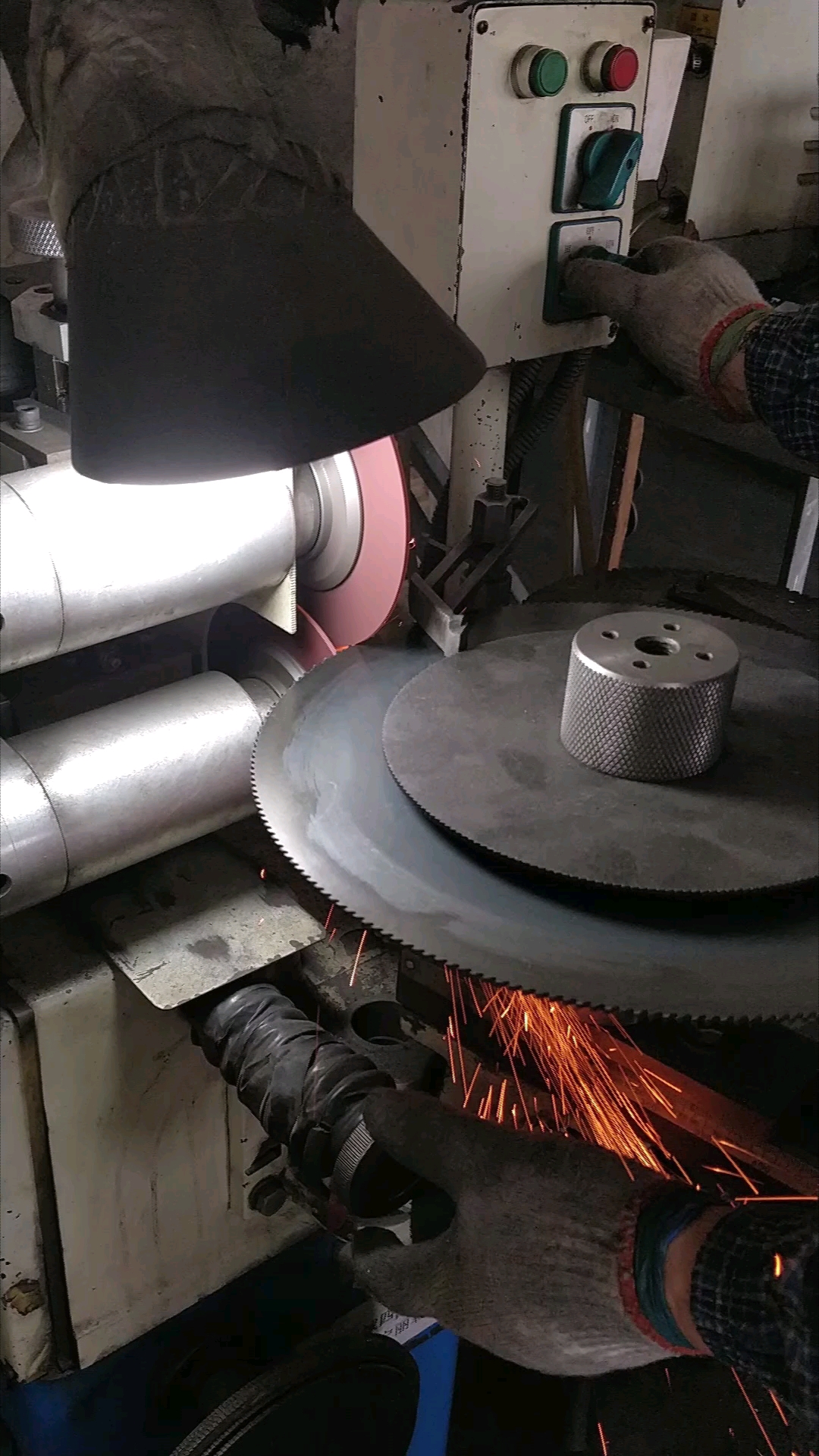 高速钢锯片修磨,这样的锯片一天要磨上十来片.#高速钢锯片修磨-度小视