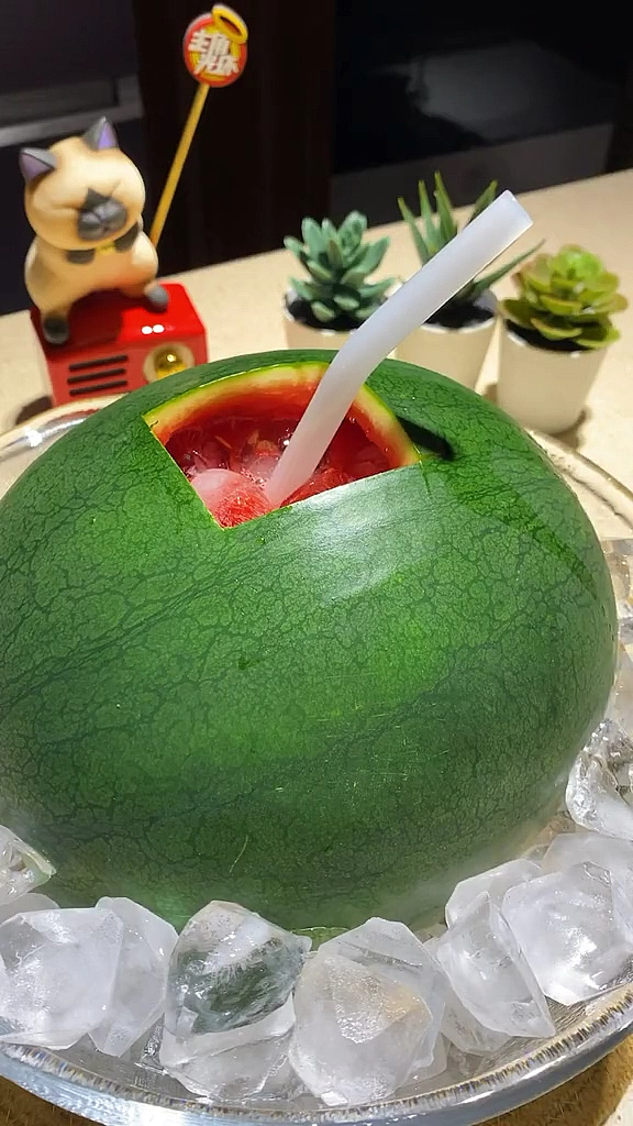 夏日美食我来探#炎炎夏日,来个冰镇西瓜汁,超降温