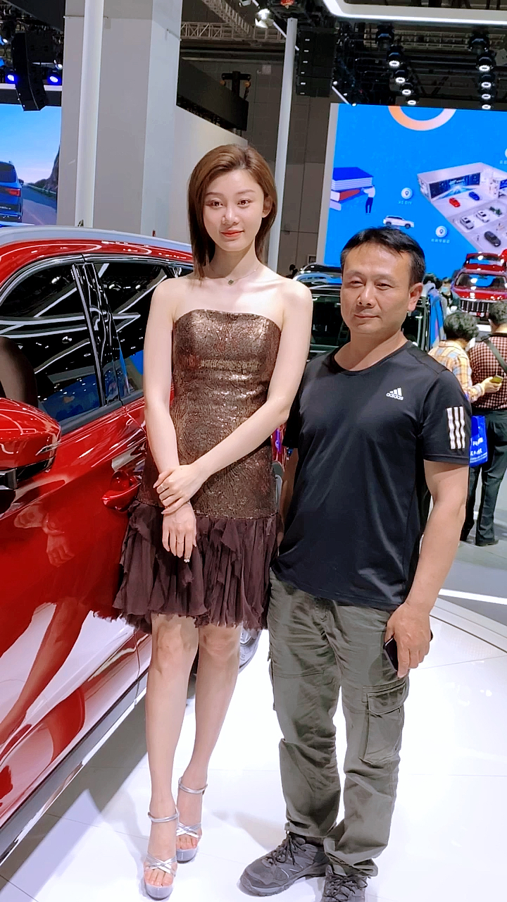 美女车模#现在去车展玩的人为什么都喜欢和车模合影,一高一矮难看的