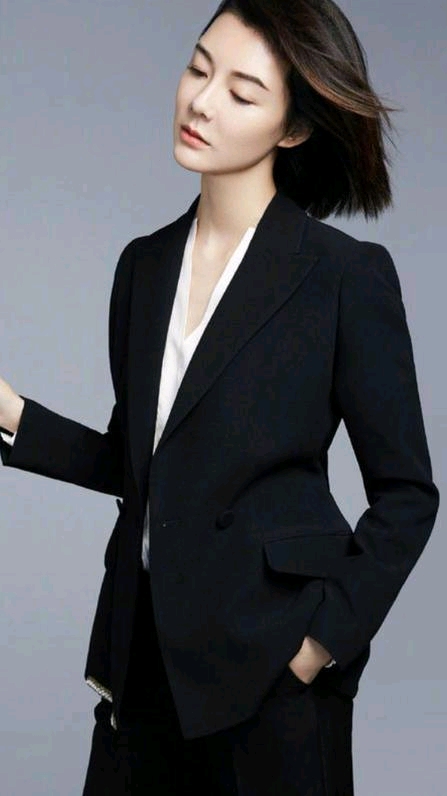 车晓瘦成"皮包骨",西装配v领衬衫快撑不起来,气场却依然强大