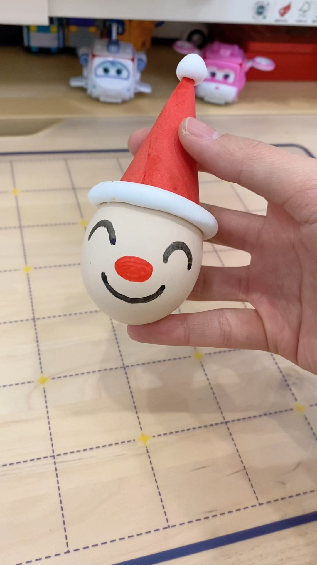 手工制作鸡蛋壳做的圣诞老人不倒翁里面可以用橡皮泥固定