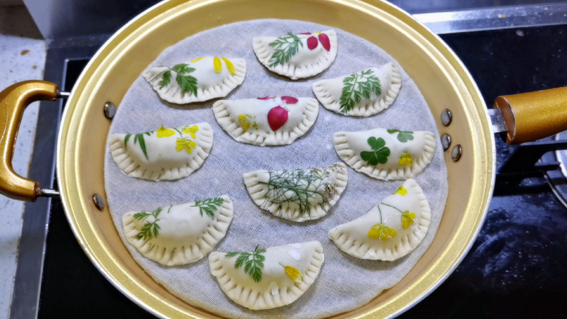 今天就简单的吃个花色蒸饺吧!