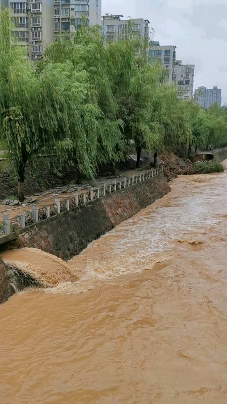 千年一遇的暴雨袭击郑州,沁河路金水河正泄洪,河壁被冲泡多处塌方