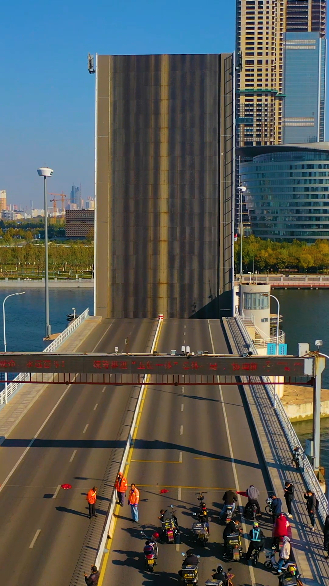天津最牛升降大桥.