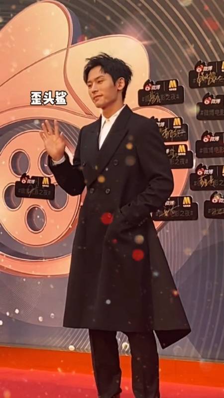 张哲瀚#穿着帅气黑色套装向你走来了,并送给你一个歪头鲨09!