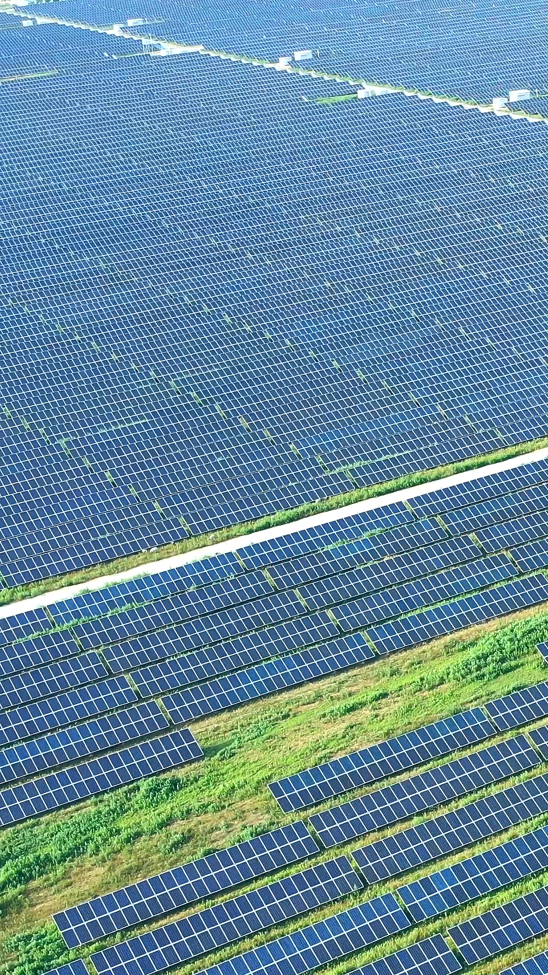 土地披上蓝色盔甲,光伏发电邀请阳光点亮千家万户,为绿色能源点赞!