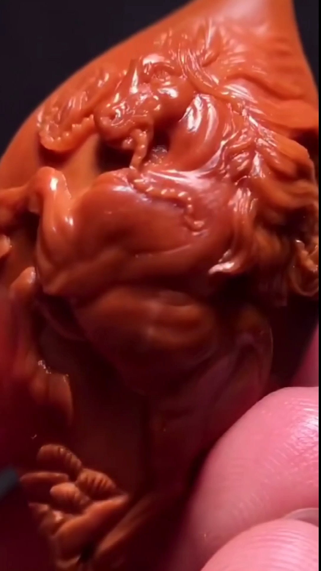 核雕#橄榄核雕,核雕骏马,马到成功,雕刻精美,逼真!