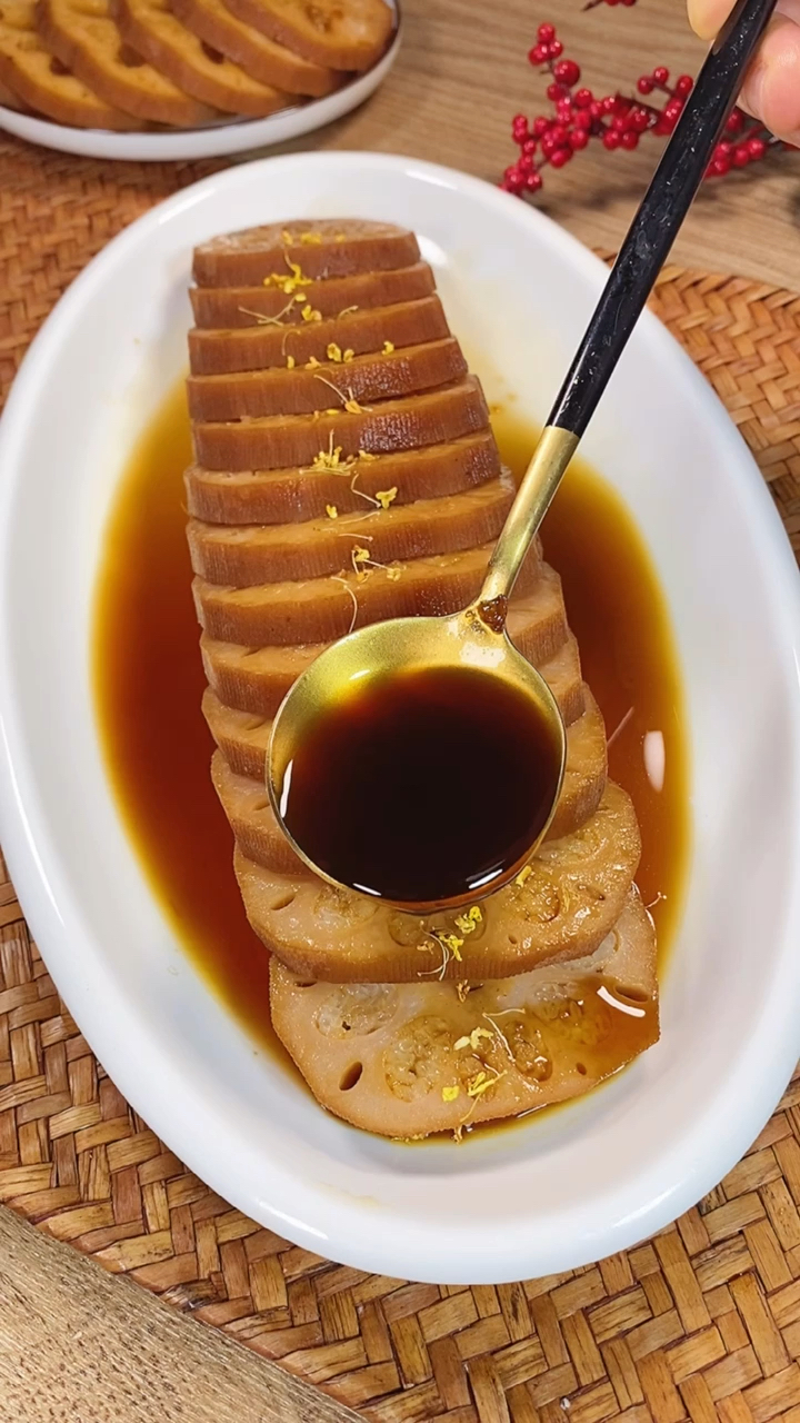 这个糯米红糖莲藕一直是我的最爱,今天我把它的做法分享给大家.