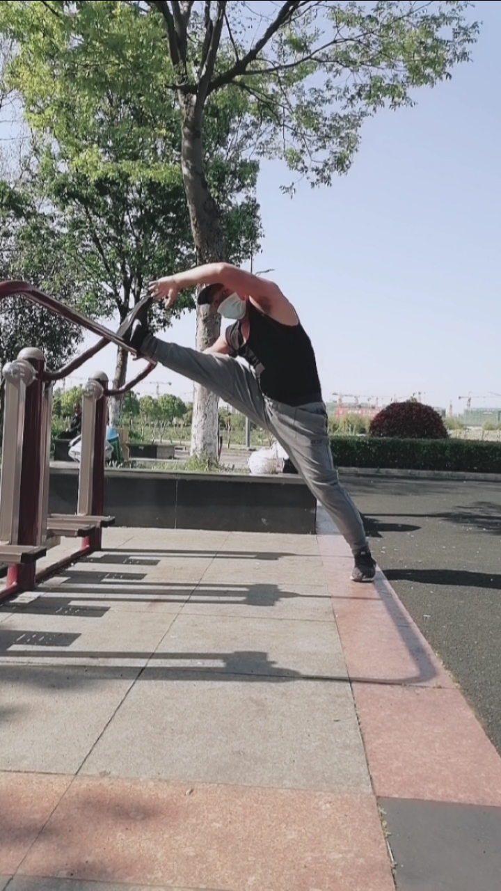 健身宁教练传递健身正能量#压腿