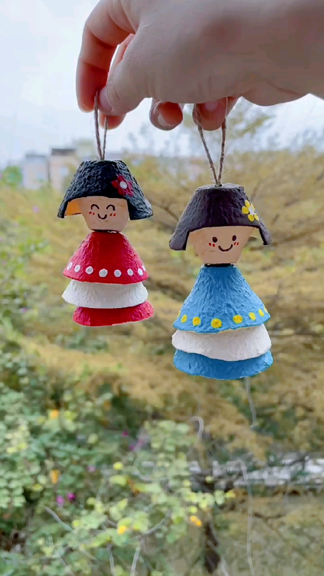 手工制作#买鸡蛋剩下的鸡蛋托不扔.做个可爱的娃娃吊饰吧-度小视