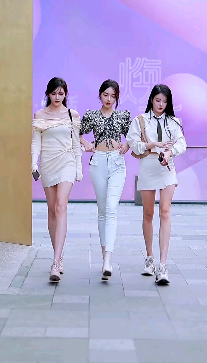 街拍美女#三位女神来炸街了,哪一位是你的理想型呢?