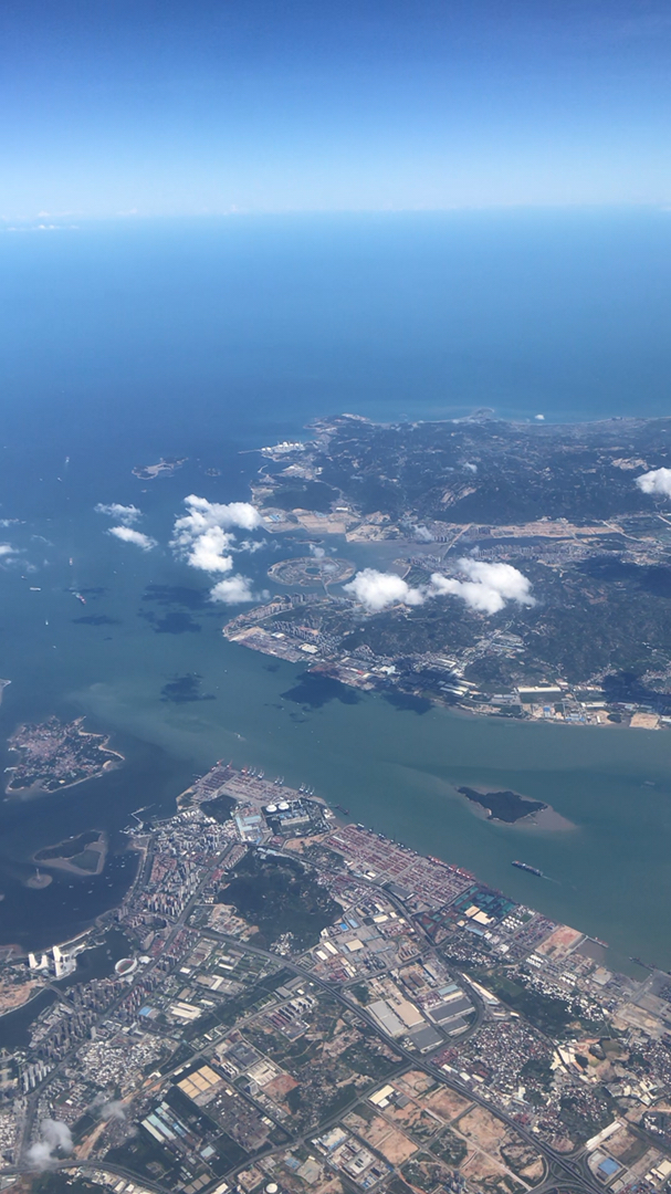 脚下就是金门岛,遥远的海岸线就是我们的台湾省!